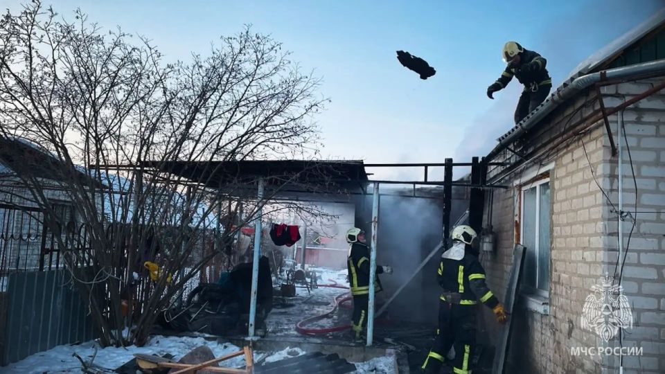 Спасатели МЧС России на пожаре в Рубежном спасли мужчину Спасатели МЧС России на пожаре в Рубежном спасли мужчину