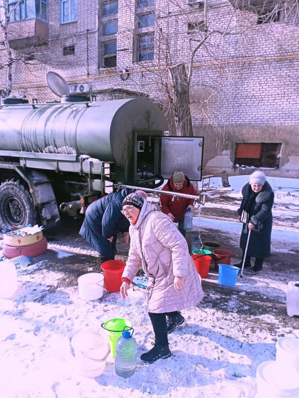 Администрацией Антрацитовского муниципального округа совместно с местным департаментом ГУП ЛНР «Лугансквода» продолжается подвоз воды населению Администрацией Антрацитовского муниципального округа совместно с местным департаментом ГУП ЛНР «Лугансквода» продолжается подвоз воды населению