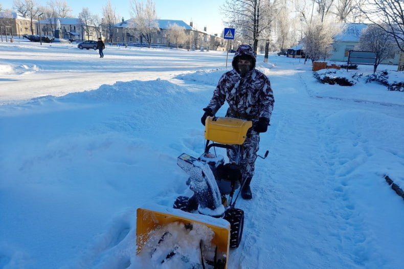 В Червонопартизанске активно провели работы по очистке дорог от снега В Червонопартизанске активно провели работы по очистке дорог от снега