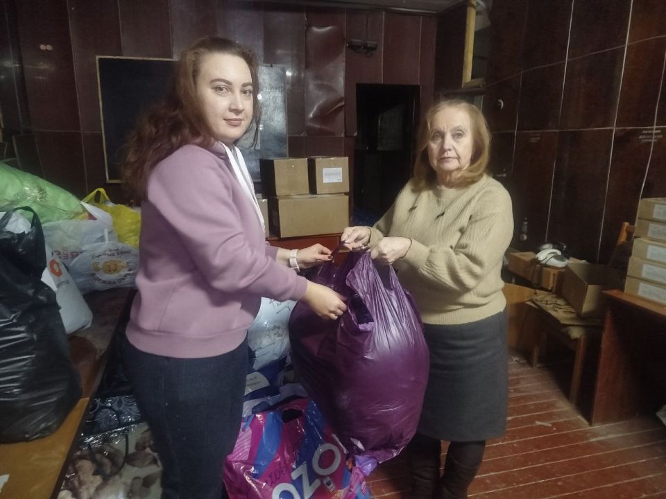 В городе Брянка продолжается патриотическая акция "Своих в беде не бросаем" по сбору гуманитарной помощи для пострадавших в результате обстрела со стороны вооруженных формирований Украины жителям города-побратима Дебальцево В городе Брянка продолжается патриотическая акция "Своих в беде не бросаем" по сбору гуманитарной помощи для пострадавших в результате обстрела со стороны вооруженных формирований Украины жителям города-побратима Дебальцево