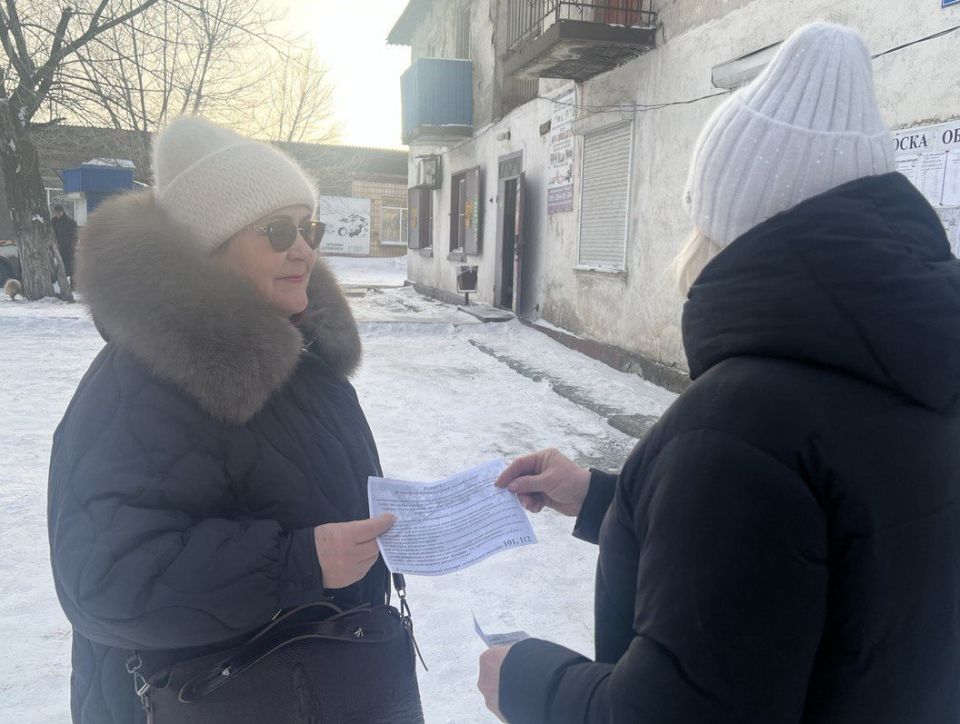 Сотрудники отдела жизнеобеспечения г. Вахрушево продолжают информационную работу с населением Сотрудники отдела жизнеобеспечения г. Вахрушево продолжают информационную работу с населением