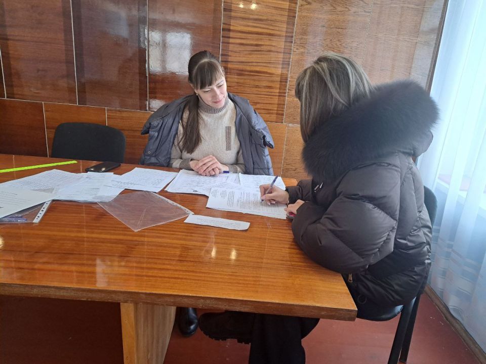 Сегодня в отделе жизнеобеспечения пгт Ясеновский Администрации городского округа город Ровеньки состоялась встреча координаторов фонда «Защитники Отечества» с жителями поселка, которые относятся к категориям «член семьи... Сегодня в отделе жизнеобеспечения пгт Ясеновский Администрации городского округа город Ровеньки состоялась встреча координаторов фонда «Защитники Отечества» с жителями поселка, которые относятся к категориям «член семьи...