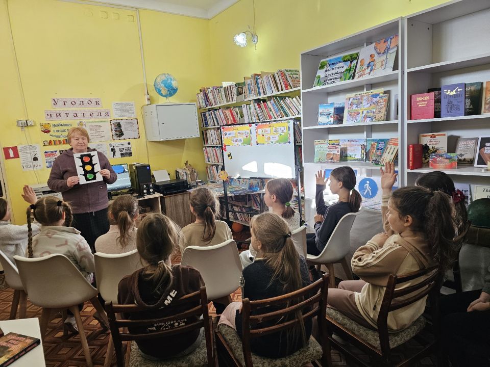 В библиотеке №14 пгт. Ясеновский прошло познавательное мероприятие для учеников пятого класса Ясеновской гимназии имени Ю. Стеценко, посвященное безопасности детей на дорогах В библиотеке №14 пгт. Ясеновский прошло познавательное мероприятие для учеников пятого класса Ясеновской гимназии имени Ю. Стеценко, посвященное безопасности детей на дорогах