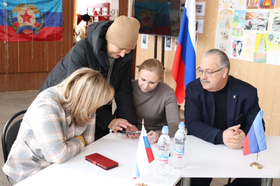 В Антрацитовском округе прошла встреча с инициативной молодежью и первым в муниципалитете ТОС В Антрацитовском округе прошла встреча с инициативной молодежью и первым в муниципалитете ТОС
