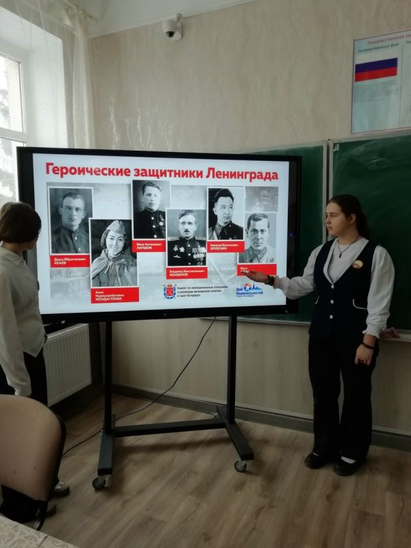В школах Лутугинского округа состоялся урок памяти «Свеча памяти у Невы» В школах Лутугинского округа состоялся урок памяти «Свеча памяти у Невы»