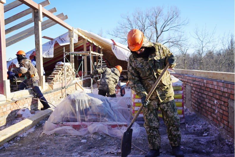 Красноярский край восстанавливает дом, пострадавший от обстрела в Свердловске Красноярский край восстанавливает дом, пострадавший от обстрела в Свердловске