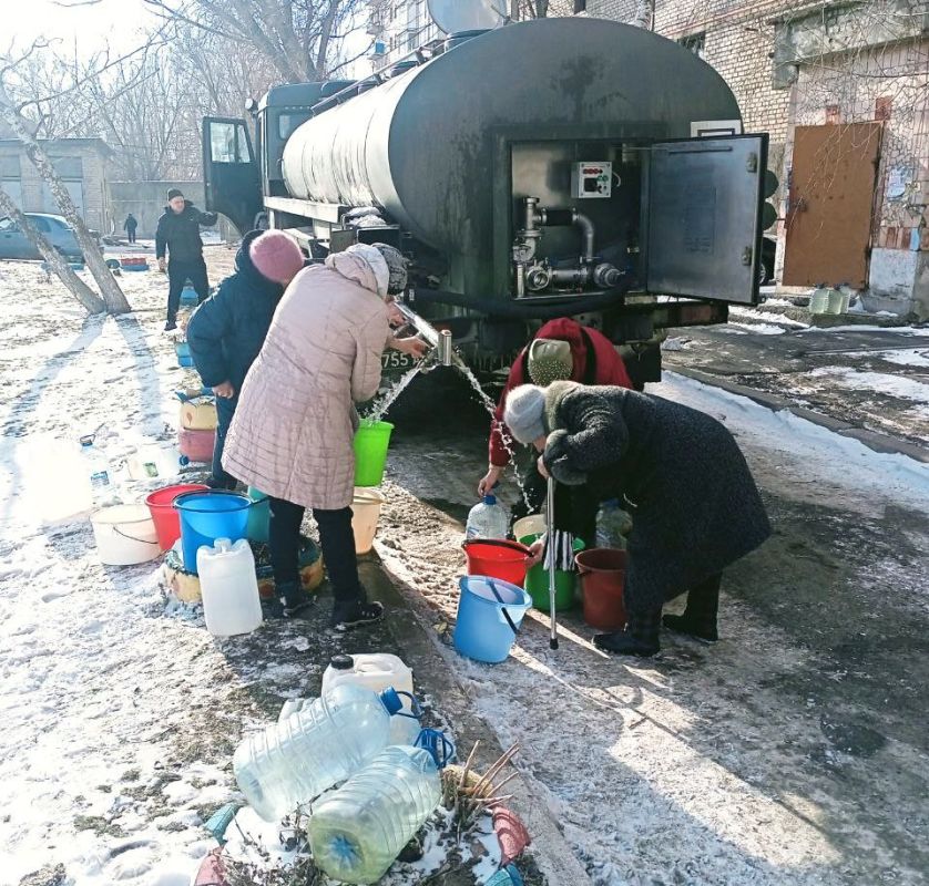 Администрацией Антрацитовского муниципального округа совместно с местным департаментом ГУП ЛНР «Лугансквода» продолжается подвоз воды населению Администрацией Антрацитовского муниципального округа совместно с местным департаментом ГУП ЛНР «Лугансквода» продолжается подвоз воды населению