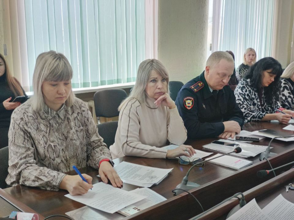 Андрей Рубанцов: В Администрации городского округа город Ровеньки состоялся городской семинар по профилактике безнадзорности и правонарушений несовершеннолетних с представителями образовательных учреждений Андрей Рубанцов: В Администрации городского округа город Ровеньки состоялся городской семинар по профилактике безнадзорности и правонарушений несовершеннолетних с представителями образовательных учреждений