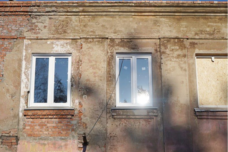 Красноярский край восстанавливает дом, пострадавший от обстрела в Свердловске Красноярский край восстанавливает дом, пострадавший от обстрела в Свердловске