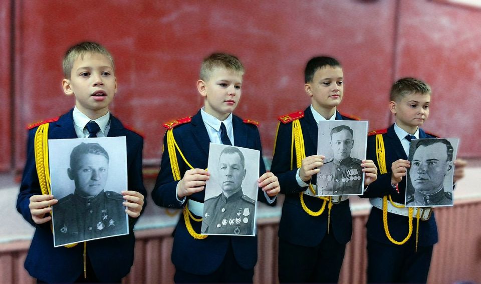 В школах Лутугинского округа состоялся урок памяти «Свеча памяти у Невы» В школах Лутугинского округа состоялся урок памяти «Свеча памяти у Невы»