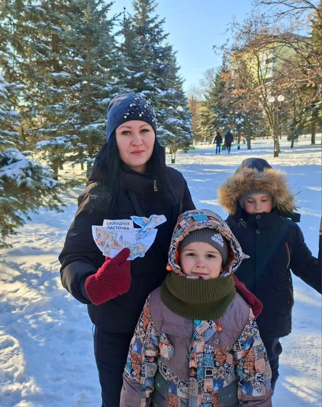 В годовщину снятия блокады Ленинграда, в соответствии с программой мероприятий, организованной совместно с партией "Единая Россия", воспитанники детского сада № 10 "Колокольчик" провели акцию под названием "Блокадная... В годовщину снятия блокады Ленинграда, в соответствии с программой мероприятий, организованной совместно с партией "Единая Россия", воспитанники детского сада № 10 "Колокольчик" провели акцию под названием "Блокадная...