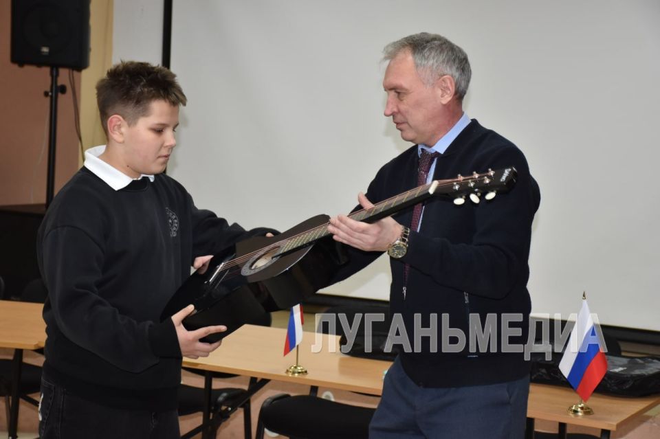 Представитель Новосибирской области исполнил желания детей из Беловодского округа благодаря «Ёлке желаний» Представитель Новосибирской области исполнил желания детей из Беловодского округа благодаря «Ёлке желаний»