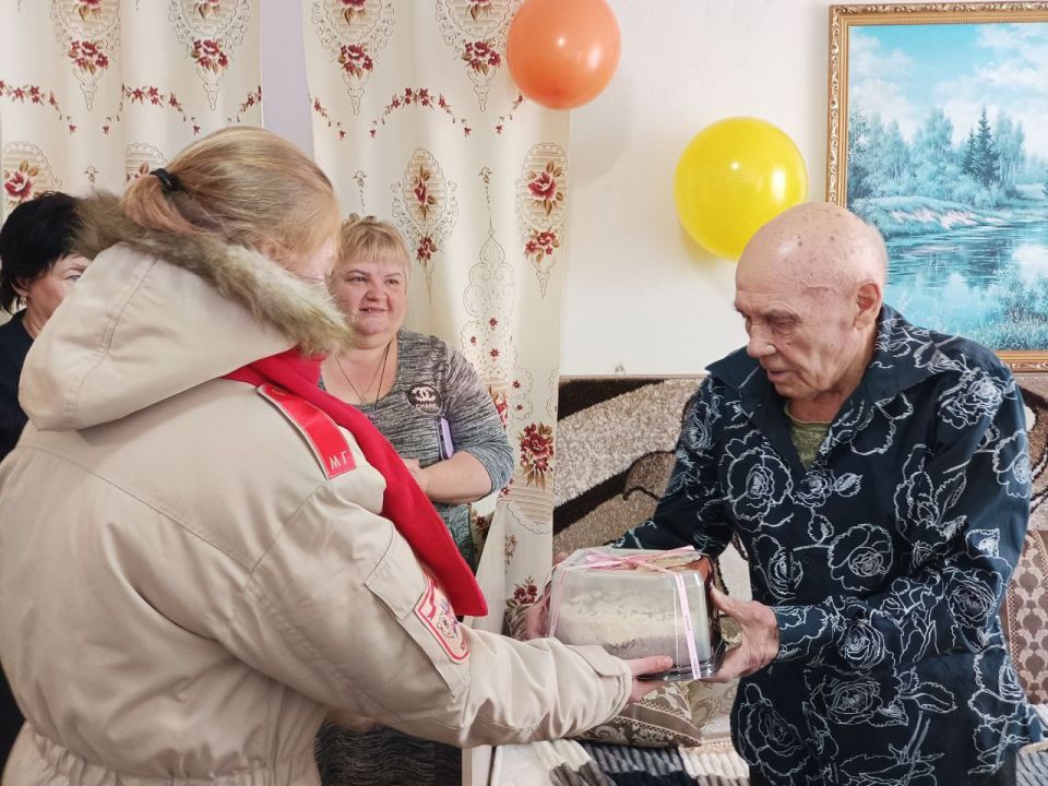 Уже стало доброй традицией поздравлять с юбилеем долгожителей, ветеранов, тружеников тыла, которые многие годы трудились ради процветания нашей страны Уже стало доброй традицией поздравлять с юбилеем долгожителей, ветеранов, тружеников тыла, которые многие годы трудились ради процветания нашей страны