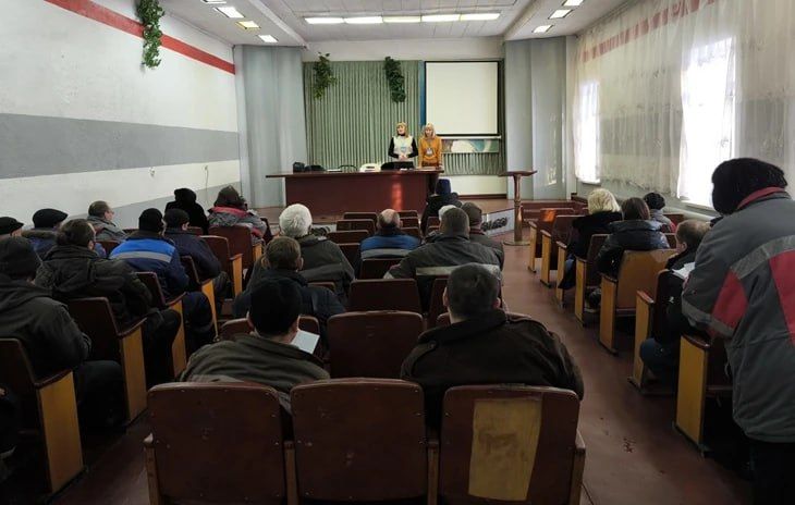 Безопасность пешеходов!. Зимой и в периоды гололёда скользкие тротуары и дороги становятся серьёзной опасностью для пешеходов Безопасность пешеходов!. Зимой и в периоды гололёда скользкие тротуары и дороги становятся серьёзной опасностью для пешеходов