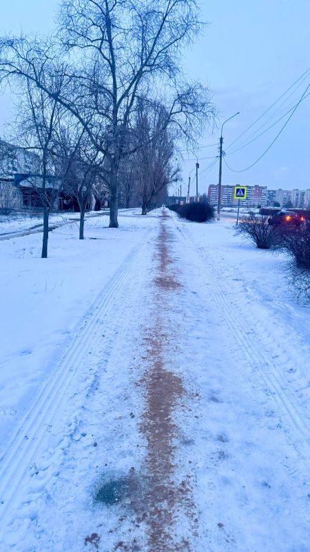 Для безопасности жителей города в условиях гололёда МУП "ДЭП" посыпал автобусные остановки Для безопасности жителей города в условиях гололёда МУП "ДЭП" посыпал автобусные остановки