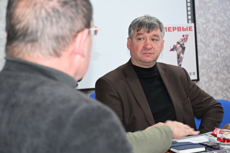 Патриотическое воспитание и новые инициативы: в Брянке обсудили сотрудничество школы, казачества и центра «ВОИН» Патриотическое воспитание и новые инициативы: в Брянке обсудили сотрудничество школы, казачества и центра «ВОИН»