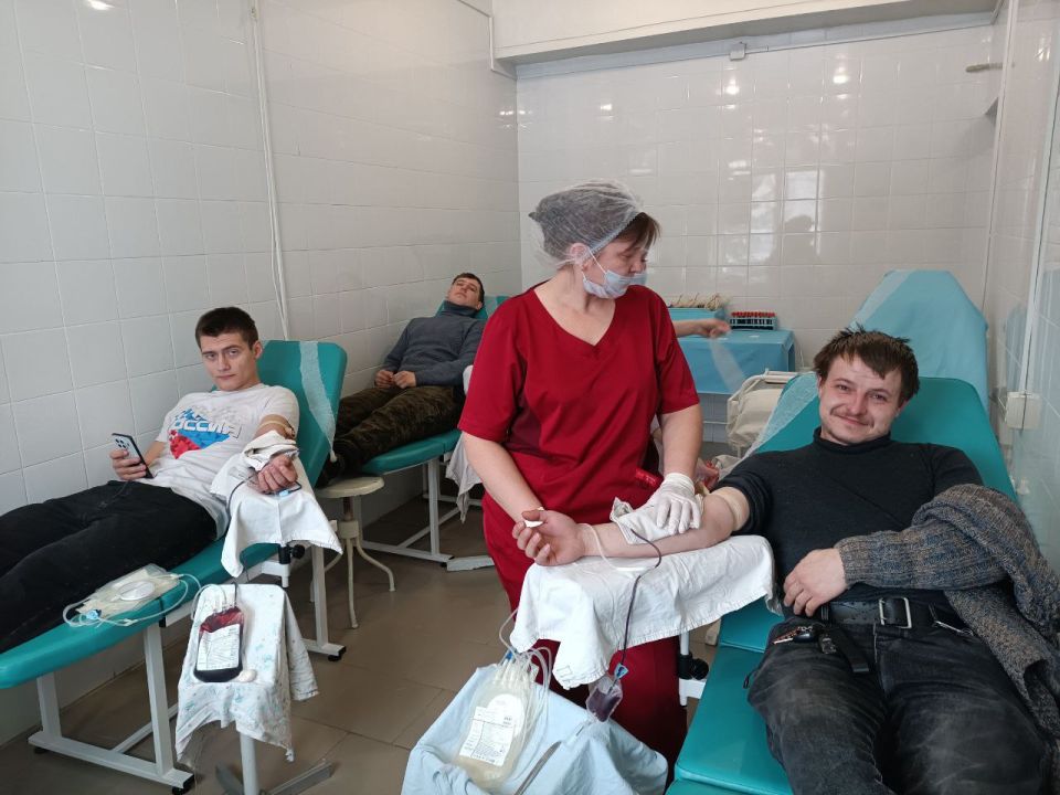 Студенты Ровеньковского колледжа: Шаг к спасению жизней через донорство крови Студенты Ровеньковского колледжа: Шаг к спасению жизней через донорство крови