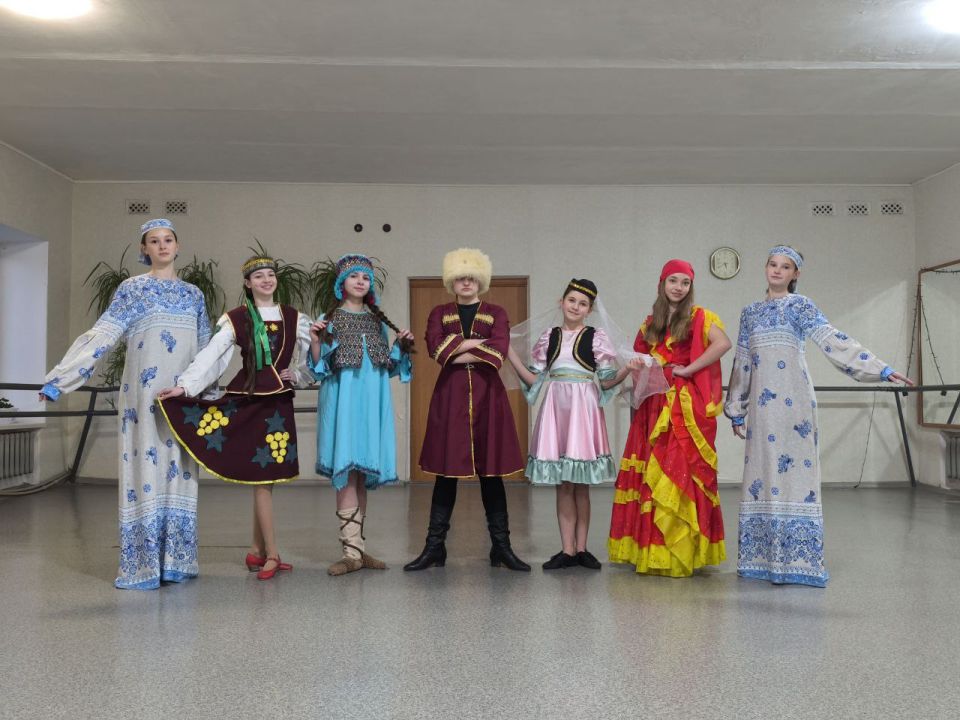 Сегодня в Детской школе искусств № 2 г. Ровеньки на хореографическом отделе прошёл яркий танцевальный флешмоб "Дружба народов", которым ребята и преподаватели торжественно открыли Год единства народов Российской Федерации! Сегодня в Детской школе искусств № 2 г. Ровеньки на хореографическом отделе прошёл яркий танцевальный флешмоб "Дружба народов", которым ребята и преподаватели торжественно открыли Год единства народов Российской Федерации!
