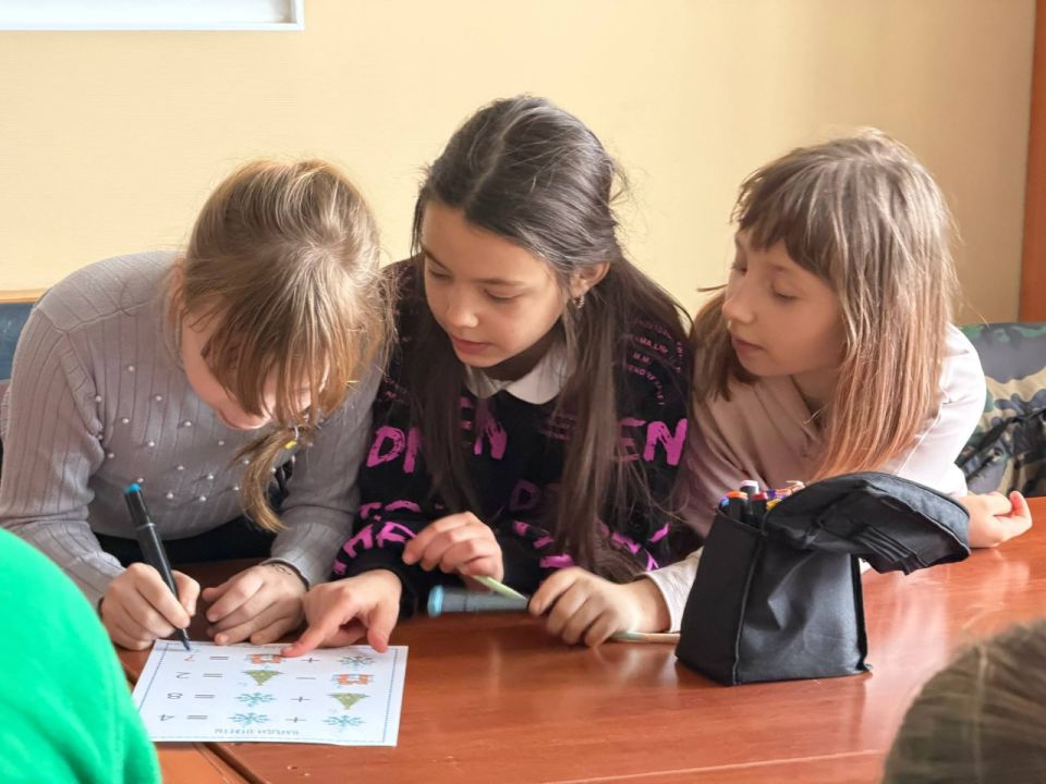 Сегодня в Городском центре культуры и досуга «Заря» царила атмосфера азарта и интеллектуального напряжения! Девчонки и мальчишки, воспитанники учреждения, с размахом отметили День головоломки, превратив его в настоящий... Сегодня в Городском центре культуры и досуга «Заря» царила атмосфера азарта и интеллектуального напряжения! Девчонки и мальчишки, воспитанники учреждения, с размахом отметили День головоломки, превратив его в настоящий...