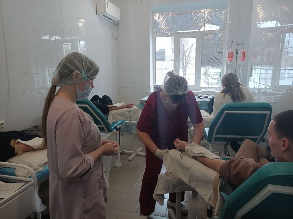 Студенты Ровеньковского колледжа: Шаг к спасению жизней через донорство крови Студенты Ровеньковского колледжа: Шаг к спасению жизней через донорство крови