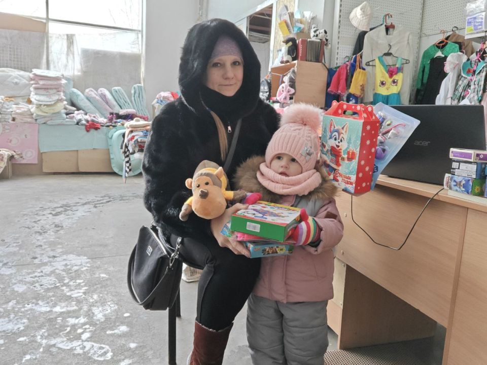 Рубежанские единороссы закончили раздавать новогодние подарки детям города Рубежанские единороссы закончили раздавать новогодние подарки детям города