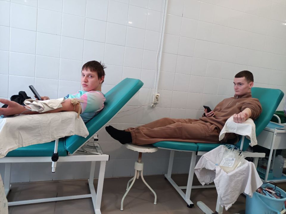 Студенты Ровеньковского колледжа: Шаг к спасению жизней через донорство крови Студенты Ровеньковского колледжа: Шаг к спасению жизней через донорство крови