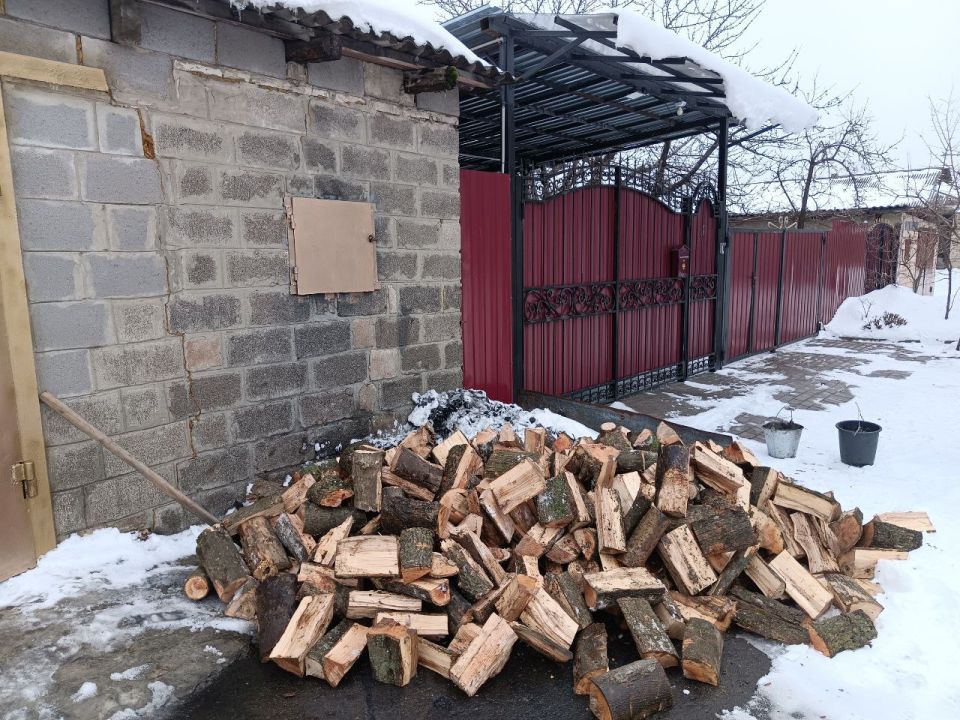 В Ровеньках доставлены дрова семье погибшего участника СВО В Ровеньках доставлены дрова семье погибшего участника СВО
