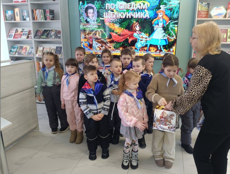 В центральной библиотеке им. Г. Сковороды прошло увлекательное мероприятие для малышей из Ровеньковского ясли-сада «Ладушки» В центральной библиотеке им. Г. Сковороды прошло увлекательное мероприятие для малышей из Ровеньковского ясли-сада «Ладушки»