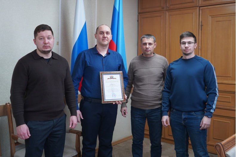 За высокий профессионализм, добросовестный плодотворный труд, личный вклад в развитие Свердловского муниципального округа вручил ему благодарность Главы ЛНР Л.И.Пасечника За высокий профессионализм, добросовестный плодотворный труд, личный вклад в развитие Свердловского муниципального округа вручил ему благодарность Главы ЛНР Л.И.Пасечника