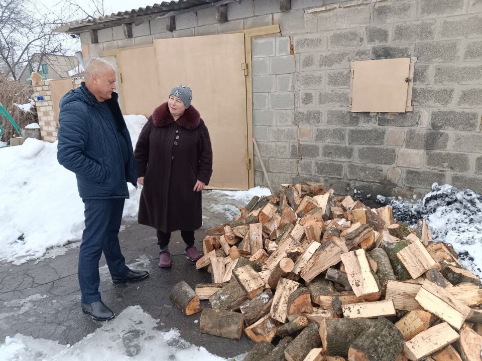 В Ровеньках доставлены дрова семье погибшего участника СВО В Ровеньках доставлены дрова семье погибшего участника СВО