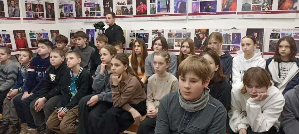 В Старобельском краеведческом музее открылась передвижная выставка «Вооружены любовью. Артисты на войне» В Старобельском краеведческом музее открылась передвижная выставка «Вооружены любовью. Артисты на войне»