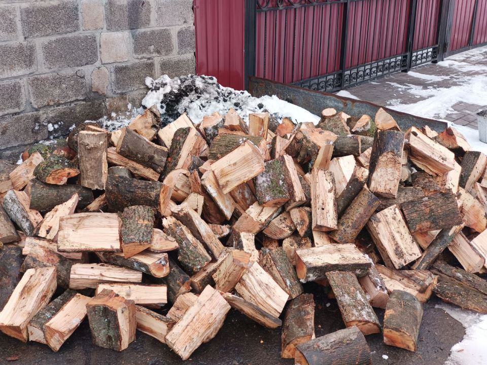 В Ровеньках доставлены дрова семье погибшего участника СВО В Ровеньках доставлены дрова семье погибшего участника СВО