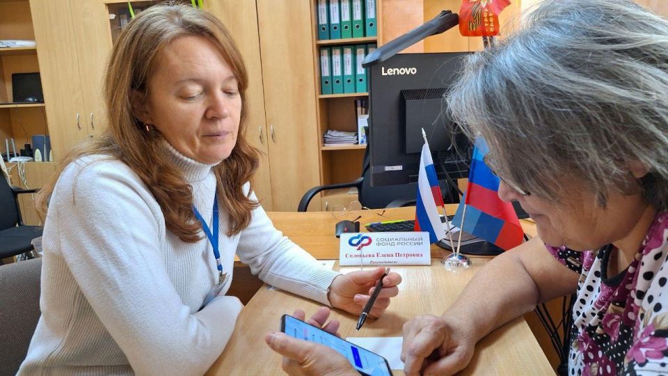 Представители «серебряного» возраста учатся новому в Школе компьютерной грамотности в центрах общения старшего поколения Представители «серебряного» возраста учатся новому в Школе компьютерной грамотности в центрах общения старшего поколения