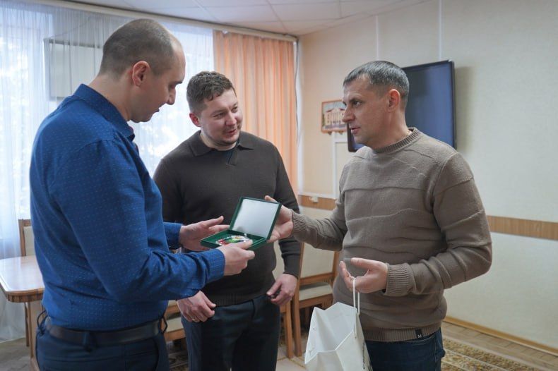 ВрИП Главы округа Игорь Ковальчук вручил благодарность Главы ЛНР представителю Красноярского края Андрею Корчагину ВрИП Главы округа Игорь Ковальчук вручил благодарность Главы ЛНР представителю Красноярского края Андрею Корчагину