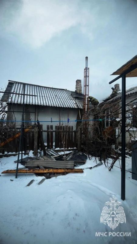 Спасатели МЧС России отстояли дом от крупного пожара в Свердловском районе Спасатели МЧС России отстояли дом от крупного пожара в Свердловском районе