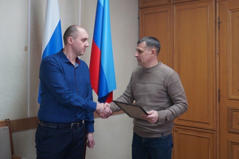 За высокий профессионализм, добросовестный плодотворный труд, личный вклад в развитие Свердловского муниципального округа вручил ему благодарность Главы ЛНР Л.И.Пасечника За высокий профессионализм, добросовестный плодотворный труд, личный вклад в развитие Свердловского муниципального округа вручил ему благодарность Главы ЛНР Л.И.Пасечника