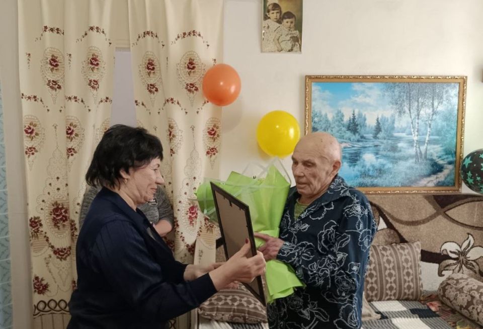 Уже стало доброй традицией поздравлять с юбилеем долгожителей, ветеранов, тружеников тыла, которые многие годы трудились ради процветания нашей страны Уже стало доброй традицией поздравлять с юбилеем долгожителей, ветеранов, тружеников тыла, которые многие годы трудились ради процветания нашей страны
