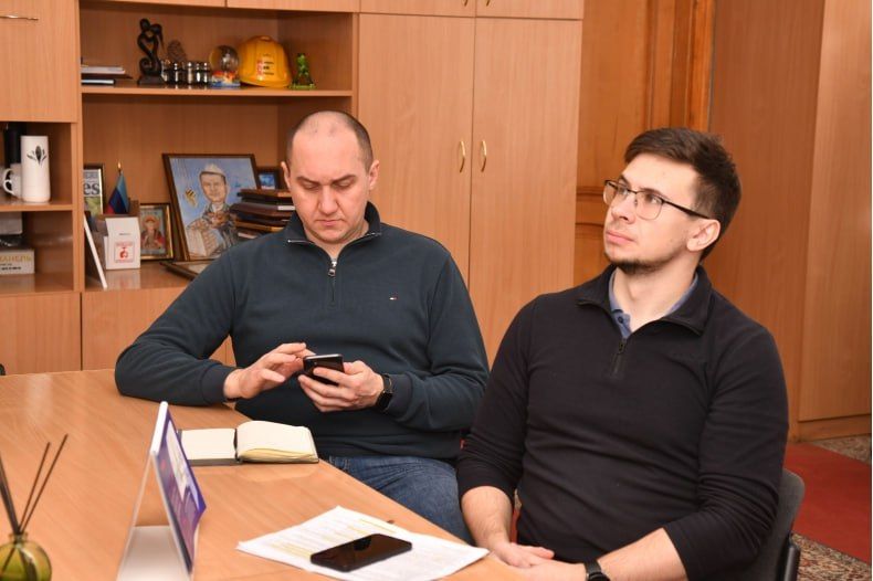 «Видеоконференции играют ключевую роль в обеспечении эффективного взаимодействия между Администрацией Свердловского муниципального округа и Министерствами строительства и ЖКХ ЛНР и РФ. Обсуждение хода реализации специального... «Видеоконференции играют ключевую роль в обеспечении эффективного взаимодействия между Администрацией Свердловского муниципального округа и Министерствами строительства и ЖКХ ЛНР и РФ. Обсуждение хода реализации специального...