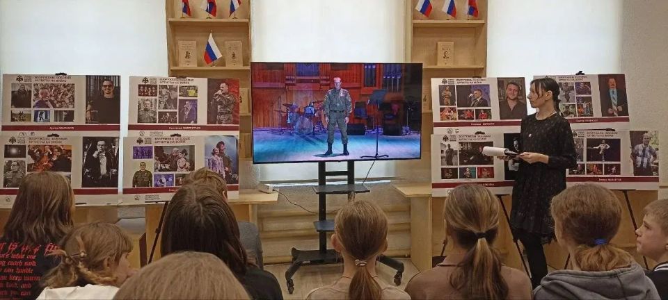 В Старобельском краеведческом музее открылась передвижная выставка «Вооружены любовью. Артисты на войне» В Старобельском краеведческом музее открылась передвижная выставка «Вооружены любовью. Артисты на войне»