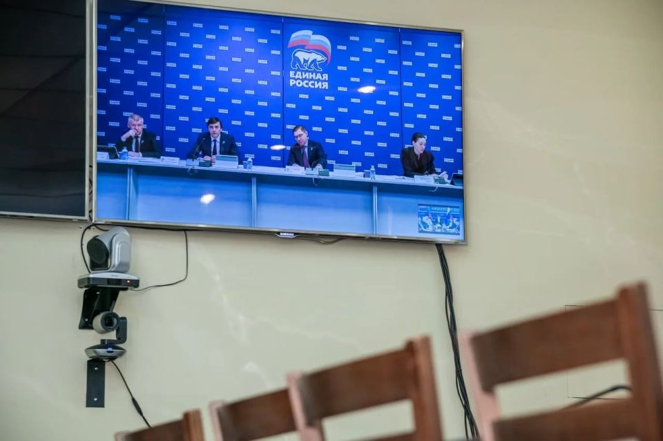 Леонид Пасечник: «Для обеспечения достойных условий развития и обучения юных жителей республики, активно участвуем в программах модернизации школ и детских садов» Леонид Пасечник: «Для обеспечения достойных условий развития и обучения юных жителей республики, активно участвуем в программах модернизации школ и детских садов»