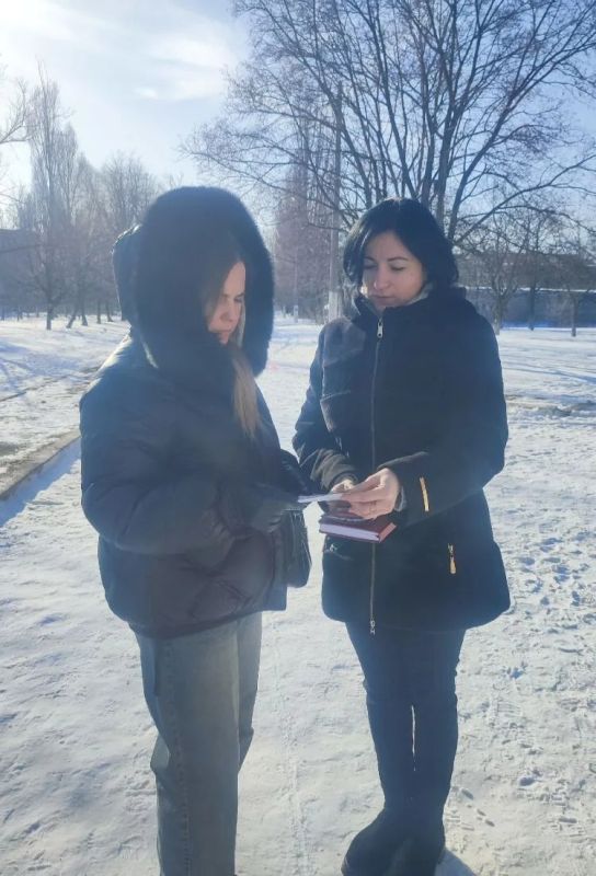 Сегодня активисты Родительского патруля Ровеньковской школы №3 вышли на улицы города, чтобы проинформировать жителей о важных изменениях в законодательстве Сегодня активисты Родительского патруля Ровеньковской школы №3 вышли на улицы города, чтобы проинформировать жителей о важных изменениях в законодательстве