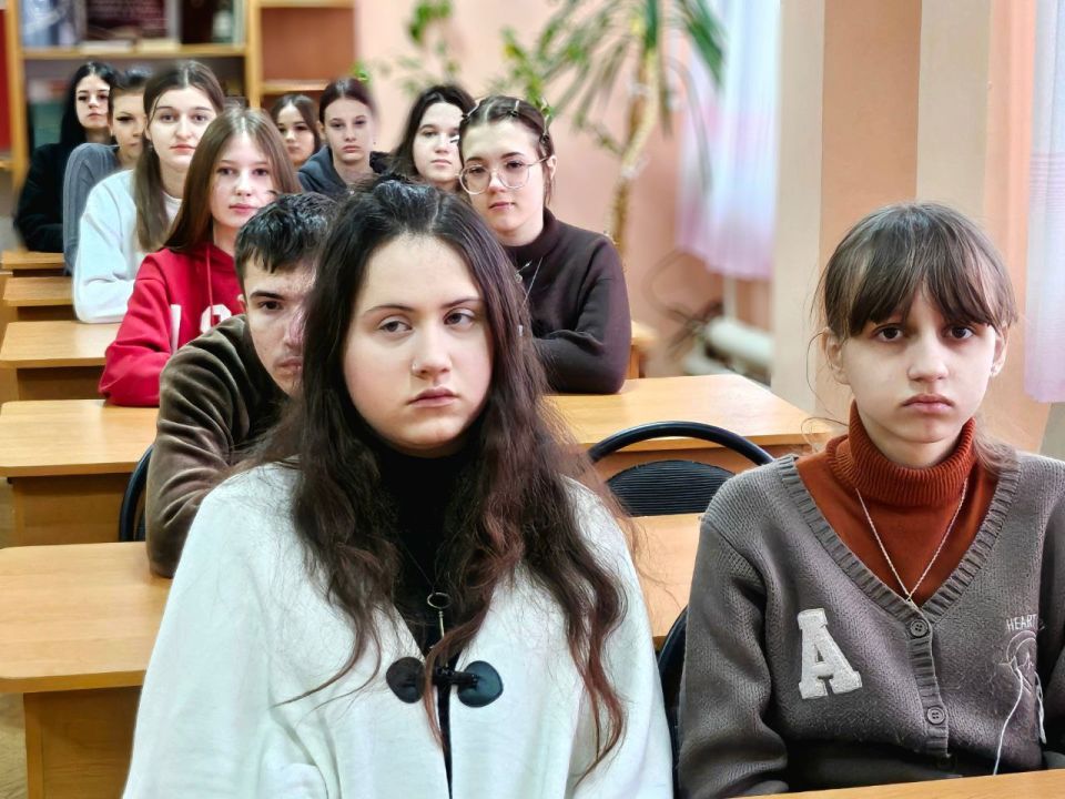 В рамках партийного проекта "Историческая память" в Брянковском колледже ЛГПУ состоялась литературно-историческая композиция «Чёрный январь», посвящённая подвигу героев-молодогвардейцев и их трагической гибели В рамках партийного проекта "Историческая память" в Брянковском колледже ЛГПУ состоялась литературно-историческая композиция «Чёрный январь», посвящённая подвигу героев-молодогвардейцев и их трагической гибели