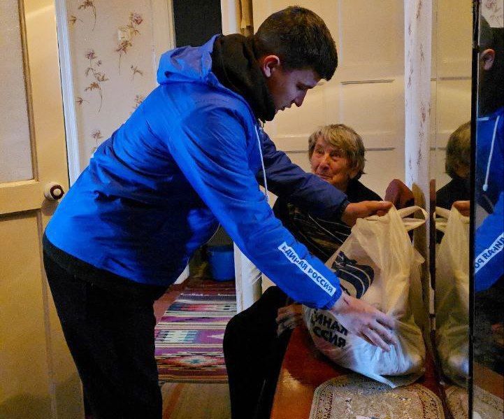 «Тепло сердец»: волонтёры Алчевска продолжают помогать жителям «Тепло сердец»: волонтёры Алчевска продолжают помогать жителям