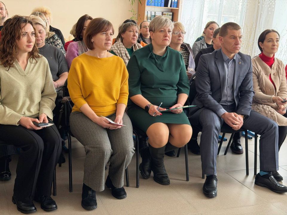 Сергей Колягин: Сегодня в Золотовской средней школе №16 состоялся обучающий семинар с элементами мастер-класса по брендированию школьных общественных пространств в рамках всероссийского патриотического проекта «Лица Героев» Сергей Колягин: Сегодня в Золотовской средней школе №16 состоялся обучающий семинар с элементами мастер-класса по брендированию школьных общественных пространств в рамках всероссийского патриотического проекта «Лица Героев»