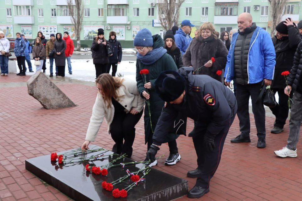 Яна Сылкина: Вот уже четвертый год мы собираемся в Сквере Славы, чтобы отметить День освобождения Северодонецка от немецко-фашистских захватчиков и почтить память тех, кто 83 года назад отдал свои жизни за наше будущее Яна Сылкина: Вот уже четвертый год мы собираемся в Сквере Славы, чтобы отметить День освобождения Северодонецка от немецко-фашистских захватчиков и почтить память тех, кто 83 года назад отдал свои жизни за наше будущее