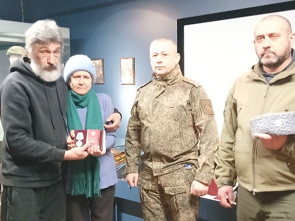 Альберт Зинченко: Сегодня начальник отдела чрезвычайных ситуаций, гражданской обороны, мобилизационной работы и взаимодействия с правоохранительными органами Администрации Станично-Луганского МО, начальник штаба казачьего... Альберт Зинченко: Сегодня начальник отдела чрезвычайных ситуаций, гражданской обороны, мобилизационной работы и взаимодействия с правоохранительными органами Администрации Станично-Луганского МО, начальник штаба казачьего...