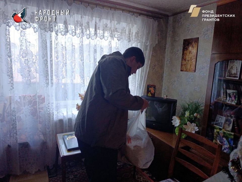 Добрые дела продолжаются!. Сегодня активисты Молодёжки НФ ЛНР навестили Светлану Николаевну Добрые дела продолжаются!. Сегодня активисты Молодёжки НФ ЛНР навестили Светлану Николаевну