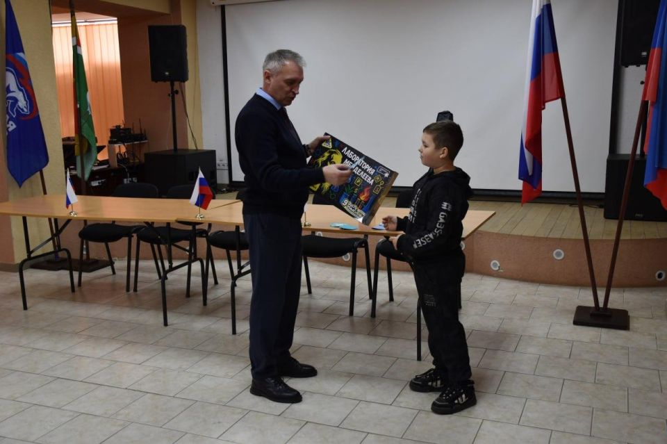 Представитель региона-шефа Новосибирской области вручил подарки в рамках акции "Елка желаний" Представитель региона-шефа Новосибирской области вручил подарки в рамках акции "Елка желаний"