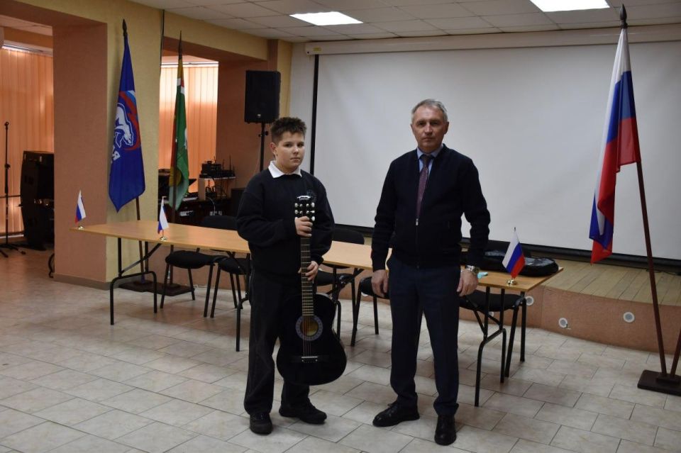 Представитель региона-шефа Новосибирской области вручил подарки в рамках акции "Елка желаний" Представитель региона-шефа Новосибирской области вручил подарки в рамках акции "Елка желаний"