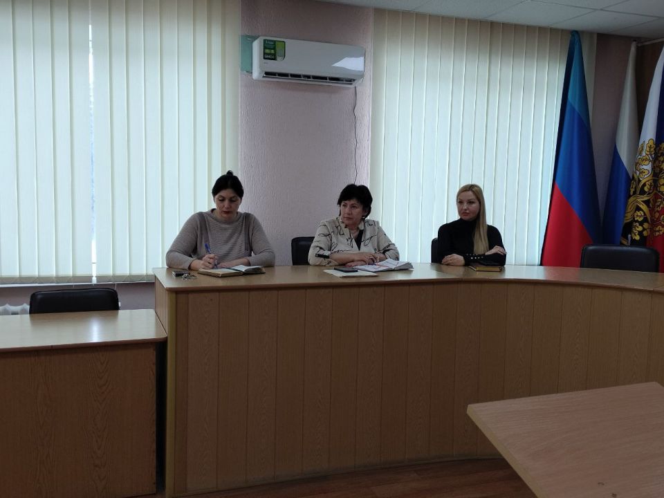 Сегодня временно исполняющий полномочия Главы городского округа город Ровеньки Татьяна Хрипачева провела плановое рабочее совещание с руководителями управлений администрации и структурных подразделений Сегодня временно исполняющий полномочия Главы городского округа город Ровеньки Татьяна Хрипачева провела плановое рабочее совещание с руководителями управлений администрации и структурных подразделений